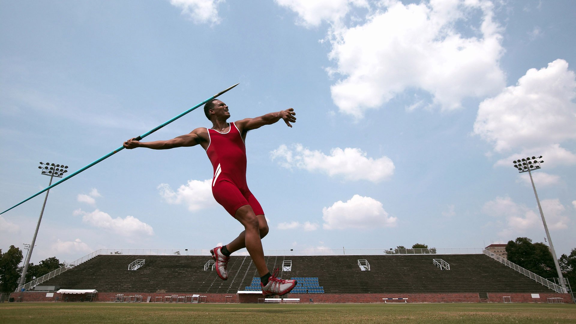 _良辰美景：高尔夫球场上的夏日盛会_，高尔夫球场风景